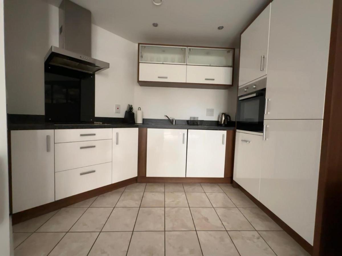 Luxury Apartments - Wallis Square, Farnborough فارنبورو المظهر الخارجي الصورة