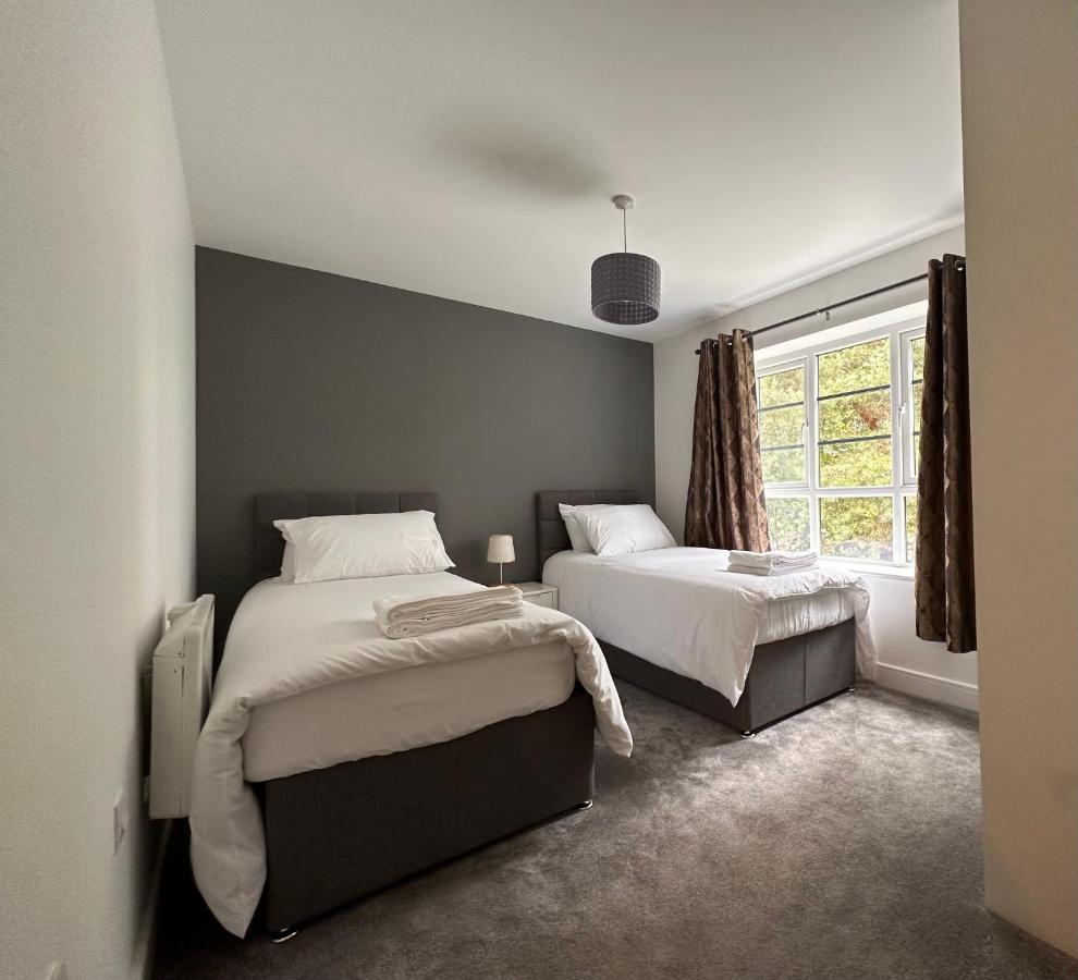 Luxury Apartments - Wallis Square, Farnborough فارنبورو المظهر الخارجي الصورة