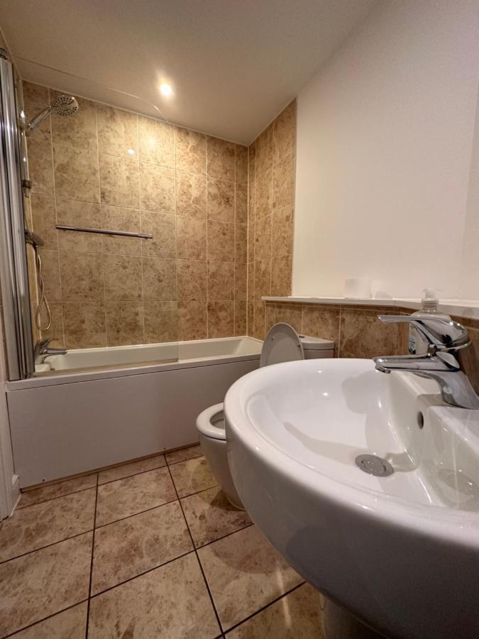 Luxury Apartments - Wallis Square, Farnborough فارنبورو المظهر الخارجي الصورة