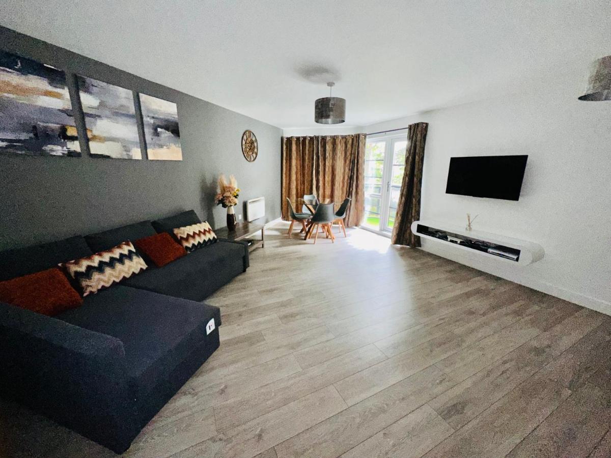 Luxury Apartments - Wallis Square, Farnborough فارنبورو المظهر الخارجي الصورة